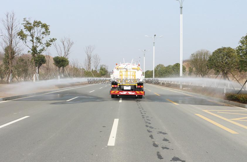 福田瑞沃12噸灑水車(chē)側(cè)噴圖片.jpg