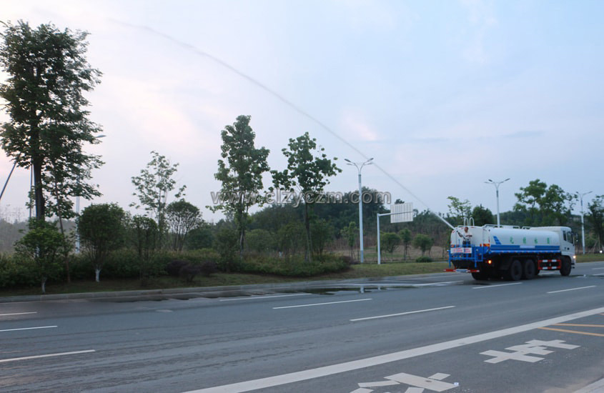 東風(fēng)小三軸20噸灑水車高炮實(shí)拍圖片.jpg