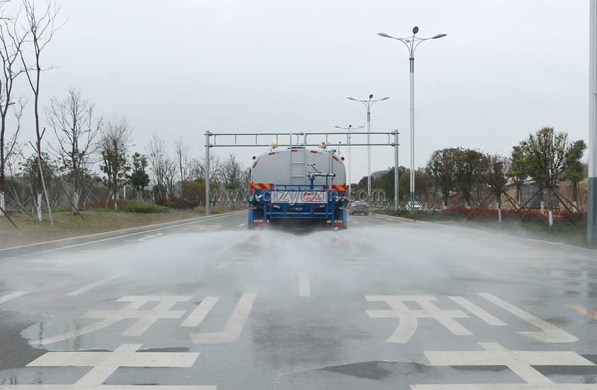 東風153 12噸灑水車后灑實拍圖片.jpg