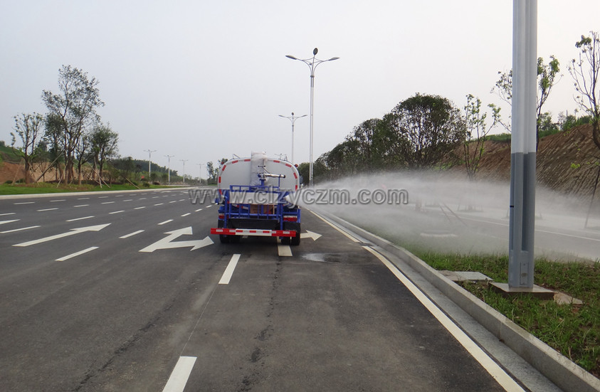 福田歐馬可5噸灑水車側(cè)噴圖片.jpg