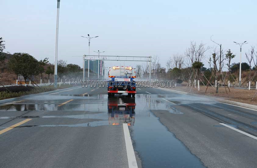 東風(fēng)創(chuàng)普15噸灑水車側(cè)噴圖片.jpg