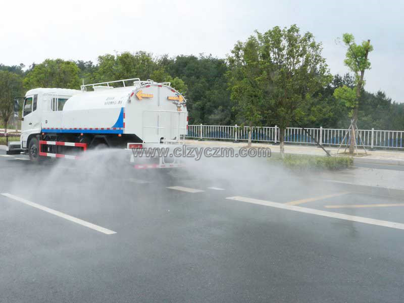 天錦路面高壓清洗車后高壓噴霧實(shí)拍（下）