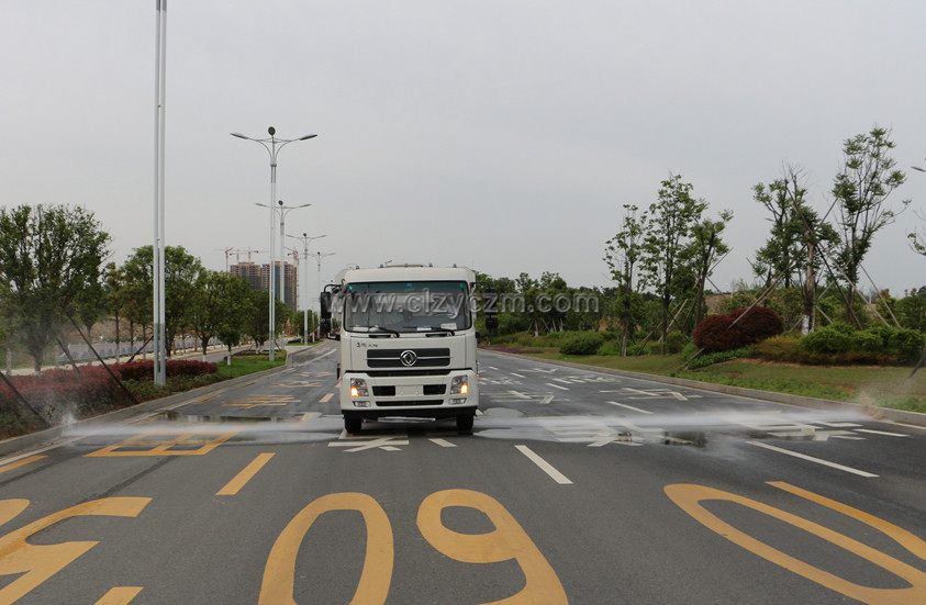 東風天錦掃路車加裝前沖灑水系統(tǒng)