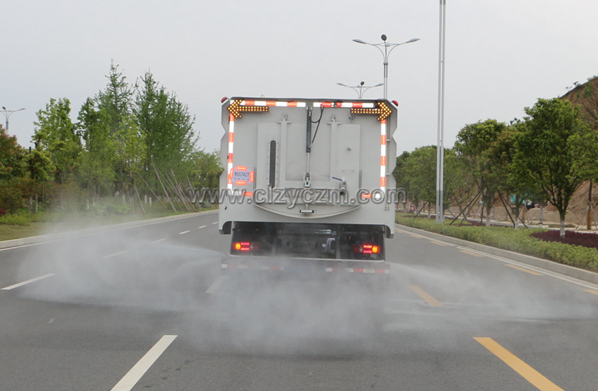 東風天錦掃路車加裝后噴霧系統(tǒng)